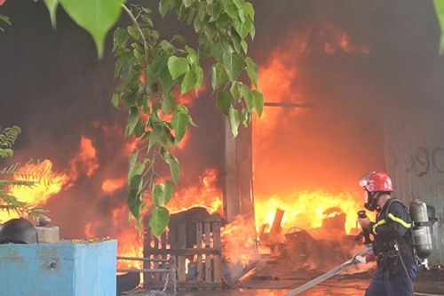 Kho chứa ngư cụ đánh bắt thủy sản cháy ngùn ngụt ở Đà Nẵng