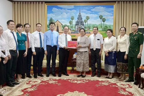 Đoàn công tác tỉnh Nghệ An thăm, chúc Tết cổ truyền Bunpimay tỉnh Sa Vẳn Na Khẹt (Lào)
