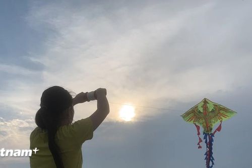 Khung cảnh thơ mộng nơi những em bé thả diều giữa biển khơi