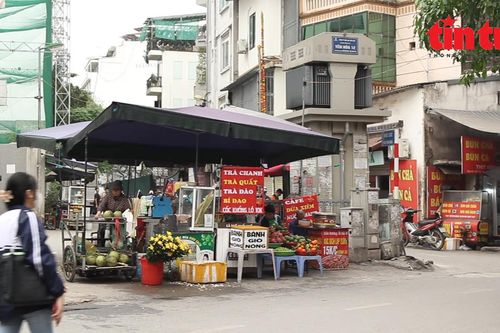Ngang nhiên lấn chiếm, buôn bán ở nơi 'nguy hiểm chết người'