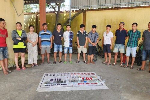 Xóa tụ điểm lắc tài xỉu ăn tiền, tạm giữ gần 170 triệu đồng