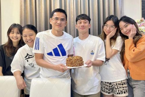 Sao HAGL bất ngờ chung khung hình với 3 cô gái xinh đẹp ở Thái Lan, dân mạng lập tức vào 'đẩy thuyền'