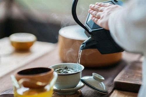 Điều gì sẽ xảy ra khi thêm một ít muối vào trà?
