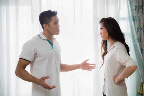 Cả nhà vợ khinh thường vì tôi mang phận ở rể, chỉ vì vài chén rượu mà bắt tôi nằm ngủ cả đêm ở ngoài cổng