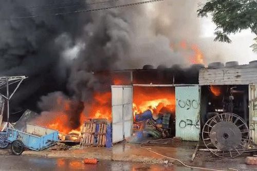 Cháy lớn tại khu nhà xưởng gần âu thuyền lớn nhất miền Trung, cột khói bốc cao hàng chục mét