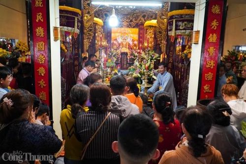 'Biển người' đổ về khai hội Am Chúa