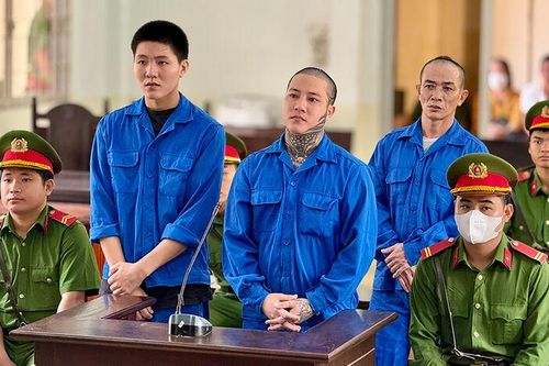 Tàng trữ, sử dụng súng quân dụng, 3 đối tượng lãnh án tù