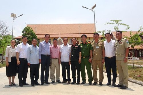 Lãnh đạo huyện Tri Tôn chúc Tết Chol Chnam Thmay huyện giáp ranh phía Campuchia