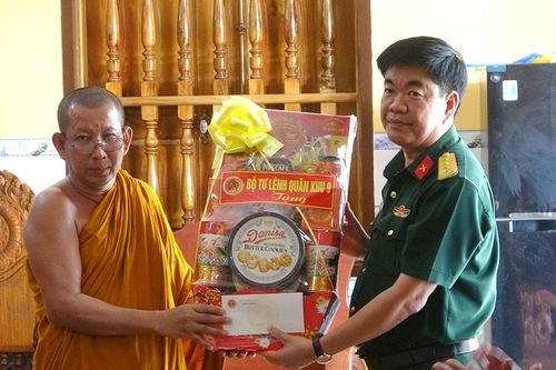 Bộ Tư lệnh Quân khu 9 chúc Tết Chol Chnam Thmay chùa Prây Veng