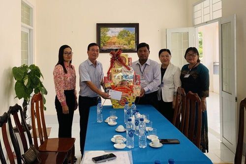 Phó Chủ tịch UBND huyện Tri Tôn Trần Minh Giang chúc Tết Chol Chnam Thmay các trường dân tộc nội trú