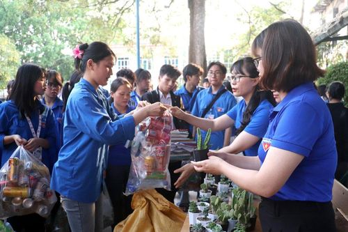 'Đổi rác lấy cây'