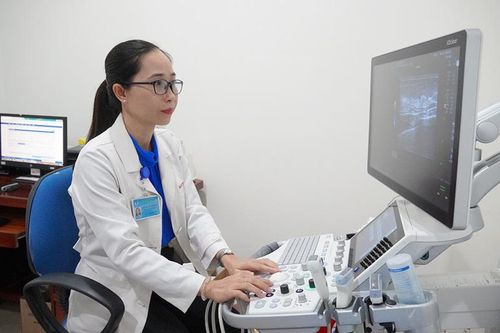 Bác sĩ tâm huyết với nghề, hết lòng vì người bệnh
