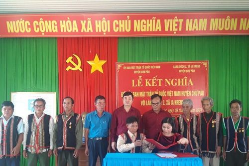 Ủy ban MTTQ Việt Nam huyện Chư Păh kết nghĩa với làng Doch 2