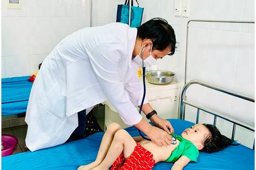 Người già, trẻ nhỏ nhập viện vì nắng nóng