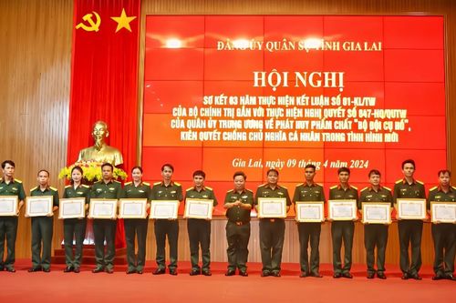 Gia Lai: Khen thưởng 27 tập thể, cá nhân xuất sắc trong học tập, làm theo Bác