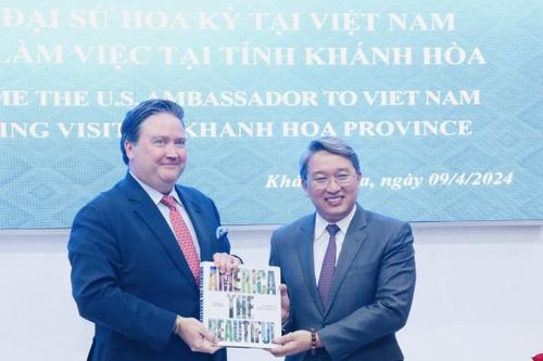 Bí thư Tỉnh ủy Nguyễn Hải Ninh và Chủ tịch UBND tỉnh Nguyễn Tấn Tuân tiếp Đại sứ đặc mệnh toàn quyền Hoa Kỳ Marc E.Knapper