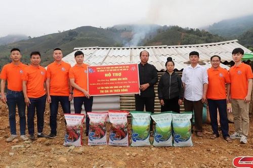 Công ty cổ phần phân bón Sông Lam Tây Bắc hỗ trợ gia đình gặp hỏa hoạn