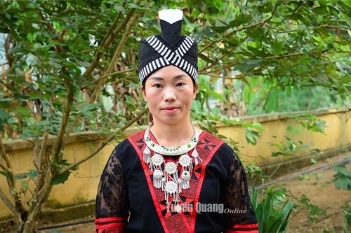 Cô giáo người Mông yêu nghề mến trẻ
