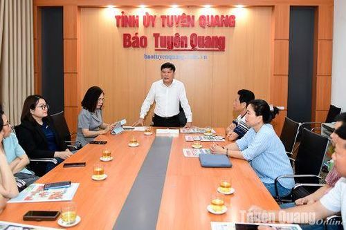 Báo Thừa Thiên Huế và Báo Lào Cai trao đổi nghiệp vụ tại Báo Tuyên Quang