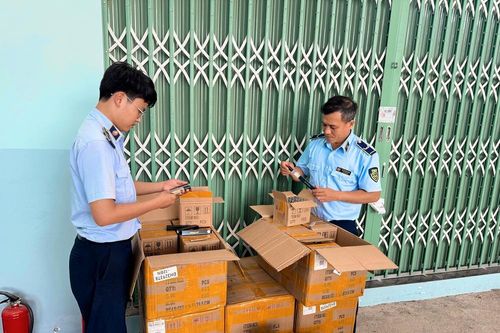 Phú Yên: Tạm giữ 4.500 lọ nước hoa nghi nhập lậu