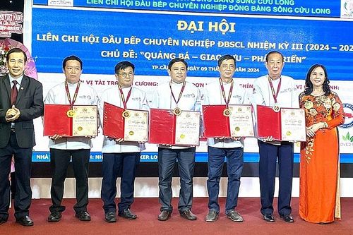 Vinh danh 'Bếp vàng' cho 5 đầu bếp cống hiến trên 20 năm tuổi nghề tại Đồng bằng sông Cửu Long