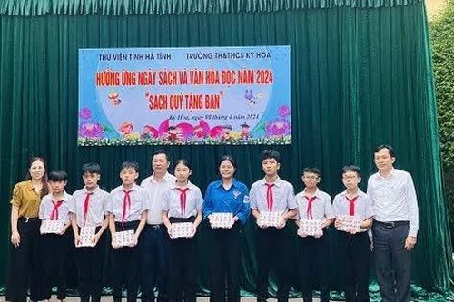 Hà Tĩnh: Trường Tiểu học & THCS Kỳ Hoa hưởng ứng Ngày Sách và Văn hóa đọc Việt Nam năm 2024 với chủ đề 'Sách quý tặng bạn'.