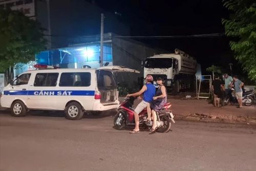 Cha lùi xe ô tô bất cẩn cán con trai 2 tuổi tử vong