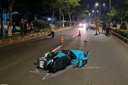 Đi vào làn ô tô, tài xế xe máy 'thông chốt' tông cán bộ CSGT