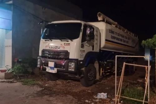 Cha lùi xe ô tô bất cẩn cán con trai 2 tuổi tử vong