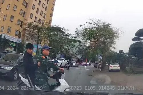Không đội mũ, hai thanh niên sang đường ẩu suýt gặp nạn