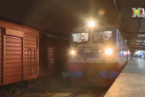 Tàu khách gần kín chỗ, giá vé tăng dịp 30/4