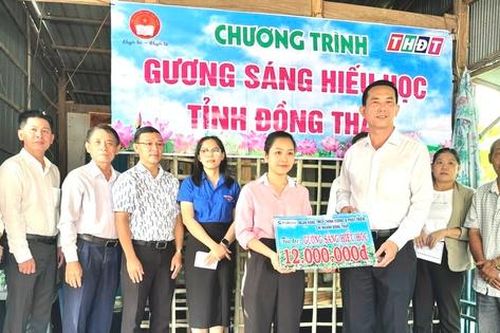 Hội Khuyến học tỉnh Đồng Tháp trao học bổng Gương sáng hiếu học tặng sinh viên Hồ Thị Trúc Phương