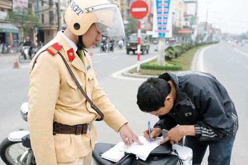 Mượn xe của người thân, bạn bè có bị phạt lỗi chạy xe không chính chủ?