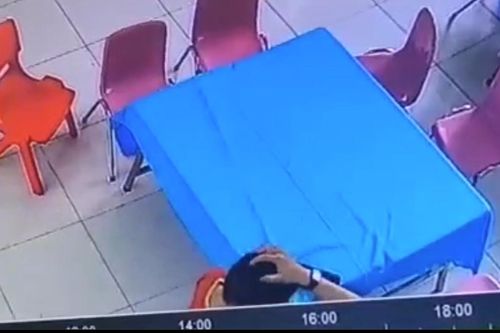 Đình chỉ giáo viên mầm non tát vào mặt và đầu học sinh trong giờ ăn