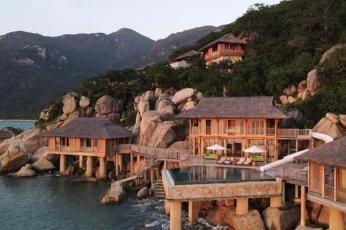 Bất động sản Du lịch Ninh Vân Bay (NVT) lỗ lũy kế hơn 712 tỷ đồng, hoa hậu Ngọc Hân vẫn nhận thu nhập 1,4 tỷ đồng năm 2023