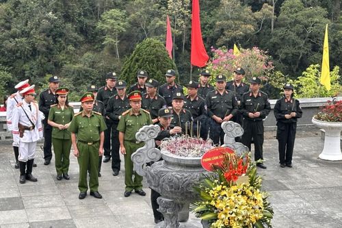 Phòng Cảnh sát cơ động Công an tỉnh dâng hương Đền thờ Chủ tịch Hồ Chí Minh (Hà Quảng)