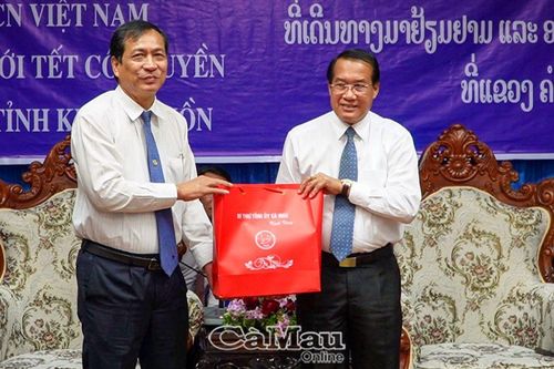 Đoàn công tác tỉnh Cà Mau thăm, chúc Tết cổ truyền tại tỉnh Khăm Muộn