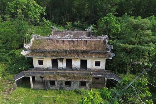 Vì sao dinh thự của 'bạo chúa miền Trung' bị bỏ hoang đến rợn người?