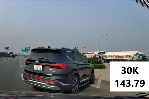 Hãi hùng cảnh xe ô tô chuyển làn cực ẩu, suýt gây tai nạn trên đường cao tốc