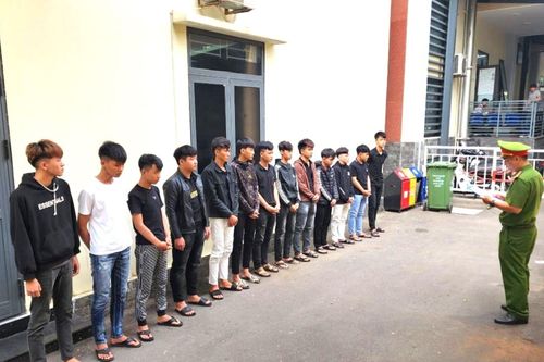 Khởi tố 2 nhóm thanh thiếu niên vác dao đuổi chém người trong đêm