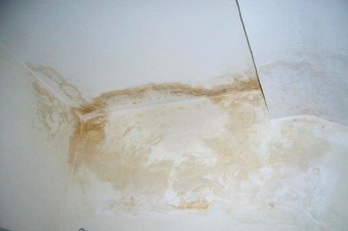 Trần nhà bị thấm nước có nguy hiểm?