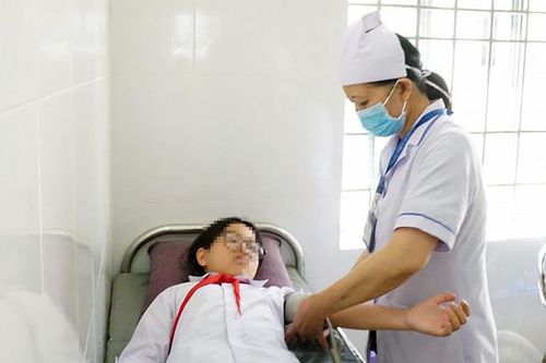 28 học sinh nghi ngộ độc sau khi ăn cơm cuộn, cơm nắm trước cổng trường