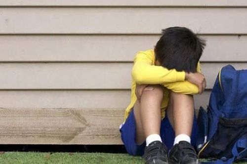 Mẹ mất sớm, cha lấy vợ mới nên ít quan tâm khiến cậu bé 12 tuổi tủi thân làm một việc mà ai thấy cũng nghẹn ngào, quặn thắt