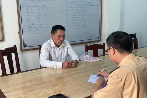 Mua 2 giấy phép lái xe giả trên mạng sử dụng để chở khách