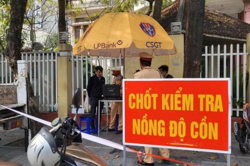 Thanh niên bị kiểm tra nồng độ cồn dùng dao tấn công, ném đá CSGT