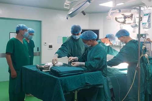 Bác sĩ thần tốc vượt gần 100km cứu sống bệnh nhân nguy kịch trên bàn mổ