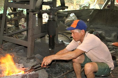 Giữ nghề rèn làng Minh Khánh