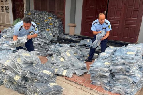 Vĩnh Phúc: Tạm giữ hàng nghìn sản phẩm quần áo nhập lậu