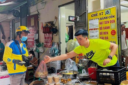Tết Hàn thực: Nhiều cửa hàng nặn bánh trôi luôn tay vẫn không đủ bán