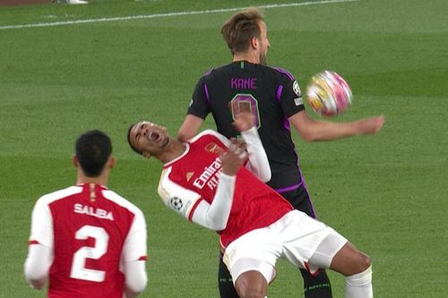 Ba tình huống gây tranh cãi trận Arsenal hòa Bayern
